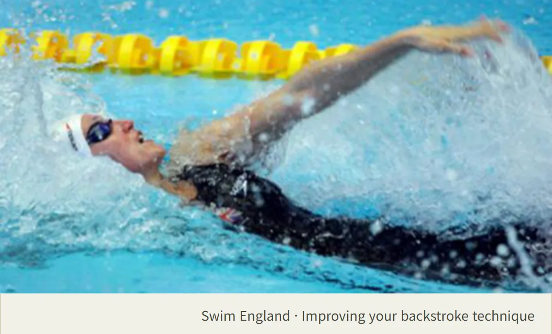 Swim England의 실제 배영 사진. 등을 수면 쪽에 두고 얼굴을 위로 향한 사람이 한 팔을 들어 되돌리는 모습이다.