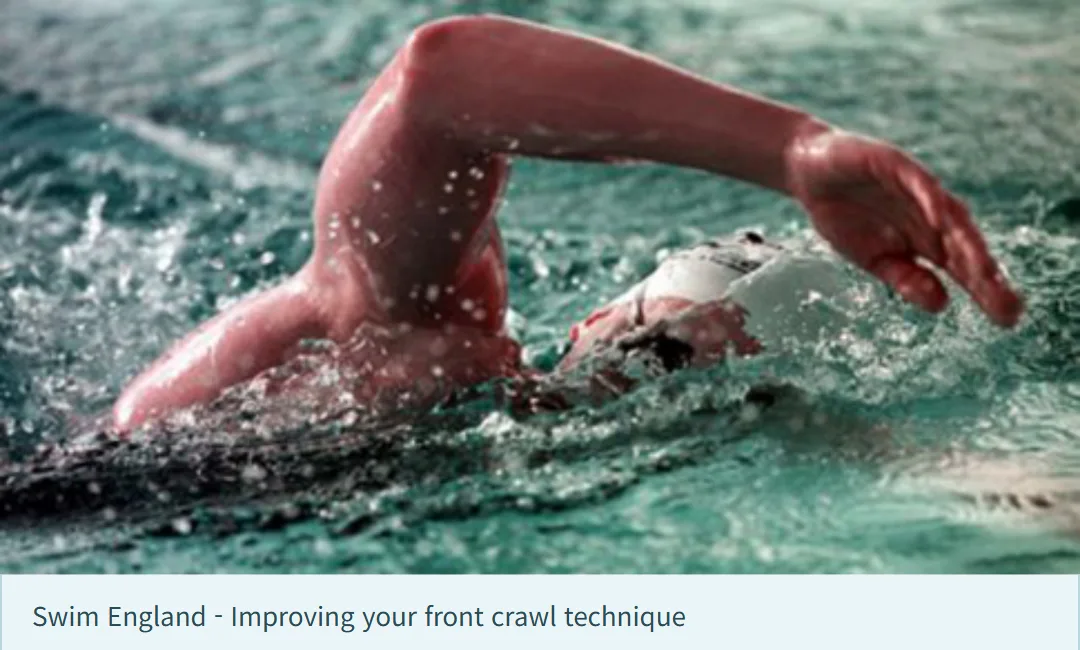 Swim England의 실제 크롤 사진. 한 팔이 물 밖으로 돌아오는 순간 머리를 옆으로 돌려 호흡하는 모습이다.
