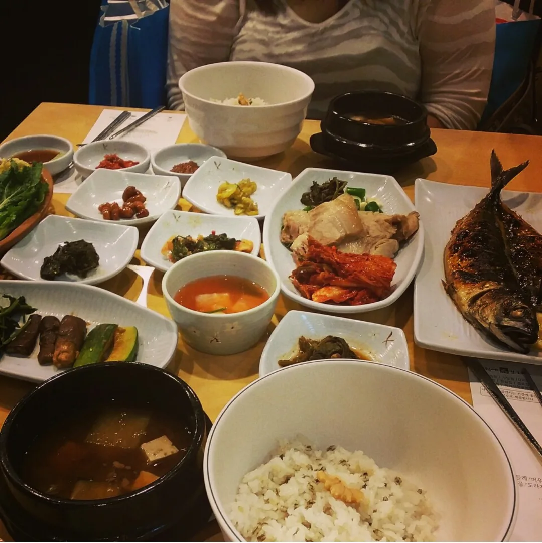밥과 생선, 나물·김치·국 등 여러 반찬이 놓인 실제 한국 식사 사진