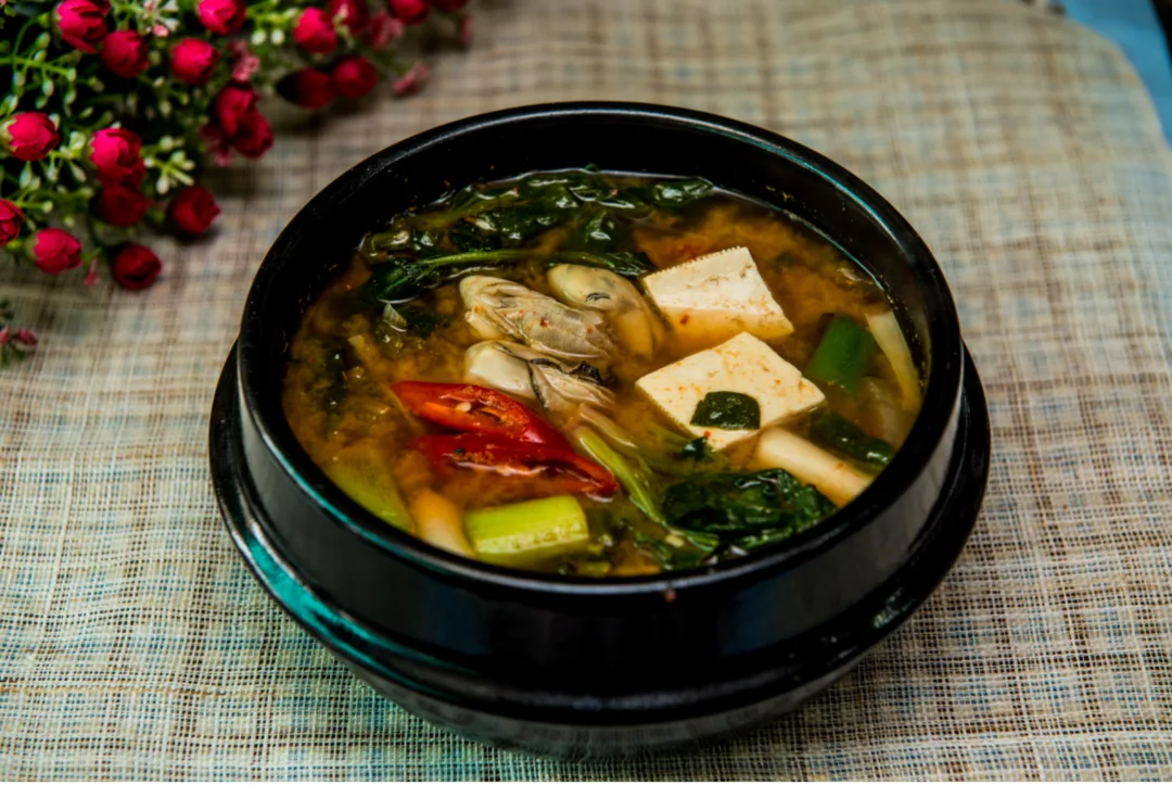 두부·채소·국물이 담긴 된장찌개를 실제 촬영한 사진